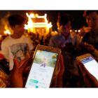 Varios jóvenes jugando al Pokemon Go, que tiene casi un millon de descargas semanales. MARK REMISSA