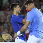 Djokovic y Del Potro se abrazan tras la victoria del argentino sobre el número 1 del mundo.