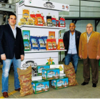 Carlos y José Luis, con su padre, José Luis Gómez, nuevo Empresario del Año.