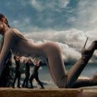 Ariana Grande en un fotograma de su videoclip God is a woman.