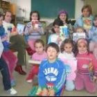 Los niños que participan en el taller muestran sus libros favoritos