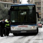 El hielo matinal generó problemas; en la foto un autobús de Salamanca