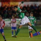 Borjas mira como su golpeo de cabeza acababa con el balón en las mallas del Sporting B.