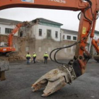 Ayer comenzaron las obras de demolición de las antiguas esculeas de Villablino.