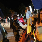 La policía controla a los manifestantes contra Trump en Palm Beach, Florida.
