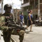 Un soldado toma posiciones en una calle de Medellín, Colombia