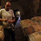 Rafael Alonso descorcha una botella de blanco en la bodega tradicional en la que duermen los tintos de Pardevalles.