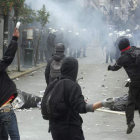 Manifestantes y policías antidisturbios se enfrentan en Atenas.
