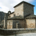 La iglesia berciana de Santiago de Peñalba y el monasterio riberano de Carrizo de la Ribera, de donde proceden las dos piezas leonesas.