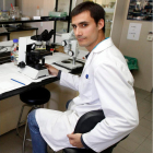 Alberto Jesús Luquero en un laboratorio de la Facultad de Veterinaria.