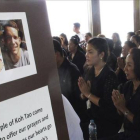 Unos tailandeses rezan ante la fotografía de los dos británicos asesinados.