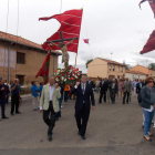 El fervor popular con los pendones marcan el desfile con el patrón a hombros. BARRIO PLANILLO