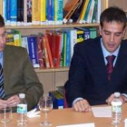 Miguel Bruned, junto al profesor del centro Santiago Moreno
