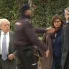 Vídeo de La Sexta en la que se ve a la periodista catalana (en el círculo) intentando entrevistar a Jordi Pujol.