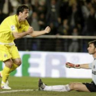 Cazorla (i) celebra el tercer gol de su equipo ante el portero del Getafe