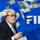 Joseph Blatter, rodeado de billetes lanzados por un espontáneo durante una rueda de prensa en la sede de la FIFA en Zúrich.