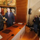 Un momento de la firma del protocolo, ayer en Mayorga. RAMIRO