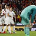 Los jugadores de Inglaterra celebran el segundo gol de su equipo ante España en el estadio Benito Villamarín. JOSÉ MANUEL VIDAL