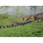 Los sherpas subiendo al campamento base en la primera jornada de la Babia Sherpa Tour. DL