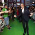 El periodista Boris Izaguirre saluda de manera entusiasta a sus fans.