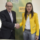 El presidente de la Asociación de Senior Españoles y la responsable de Ata, tras la firma.