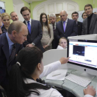 Putin visita el centro de observación ‘Elecciones 2012’ para comprobar si hubo fraude.