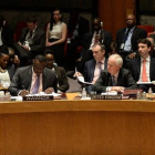El embajador de Rusia, Vitaly Churkin (izquierda), escucha a su homóloga estadounidense, Samantha Poer (derecha), durante la reunión del Consejo de Seguridad de la ONU, esta madrugada.