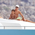 Cristiano Ronaldo y su hijo durante las vacaciones del verano pasado.