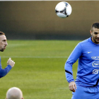 Ribery y Benzema, en el entrenamiento de ayer, son los jugadores más peligrosos de Francia.