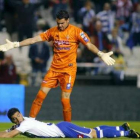 Riki, del Deportivo, permance en el suelo junto al meta leonés del Sporting, Juan Pablo.