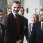 De izquierda a derecha, el presidente de la Xunta, Alberto Núñez Feijóo, el Rey e Ignacio Osborne.