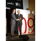 El director comercial del grupo, Mario Rico, recogiendo el premio