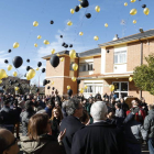 Usuarios, trabajadores y autoridades se unen en el centro para soltar globos y comenzar las celebraciones del 50 aniversario. M. PÉREZ