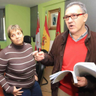 El alcalde de Cacabelos, Adolfo Canedo, ayer junto a una de sus concejalas. l. de la mata