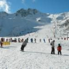 Imagen de esquiadores de esta semana disfrutando de la escasa nieve con la que cuenta San Isidro