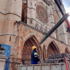 Un camión descarga los andamios que a partir de esta semana forrarán parte de la fachada principal de la Catedral. RAMIRO