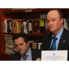 El abogado ponferradino Aníbal Fernández (derecha) en un acto del colegio de Ponferrada.