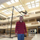El artista posa con su ‘Deconstrucción XI’ en el hall de Filosofía y Letras.
