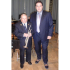 Manolo Morla, con su trompeta junto al director de la banda.