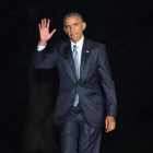 El presidente de los Estados Unidos Barack Obama camina luego de bajar del Marine One a su llegada a la Casa Blanca en Washington (Estados Unidos) hoy.