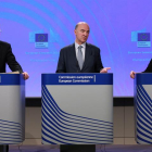 El vicepresidente de la CE para el Euro y el Diálogo Social, Valdis Dombrovskis (i); el comisario de Asuntos Económicos, Pierre Moscovici, y la comisaria europea de Empleo, Marianne Thyssen, ofrecen una rueda de prensa en la sede de la CE para presentar e