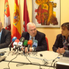 El delegado territorial de la Junta, Guillermo García Martín y el director general de Política Educativa Escolar, Fernando Sánchez-Pascuala, en la presentación de la nueva directora provincial de Educación, Emilia Villanueva Suárez.