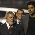 El presidente brasileño, con el exjugador Rai, durante la visita al estadio Morumbí.
