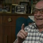 El veterano escritor, poeta y periodista Victoriano Crémer, en su casa
