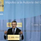 El ministro de Fomento, José Blanco, durante la visita que realizó a Asturias para supervisar las ob