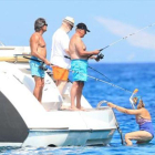 Artur Mas (izquierda) y sus amigos disfrutan en el yate 'Baruna'.