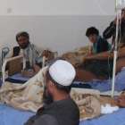 Heridos en el bombardeo, atendidos en un hospital de Kunduz.