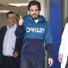 Fernando Alonso a su salida del hospital