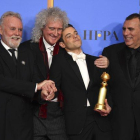 Brian May (centro de la imagen), junto a Rami Malek, Jim Beach, Roger Taylar y Graham King, durante la gala de los Globos de Oro.