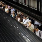 Un grupo de pasajeros se dispone a subir al metro ayer en una estación de Manhattan